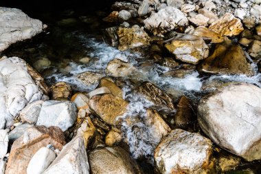 Romanya 'nın Gorj ilçesindeki Sohodol Gorges (Cheile Sohodolului) ve Valcan dağlarındaki Sohodol Nehri.