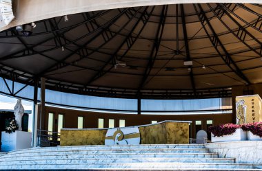 Aziz James Kilisesi 'nin (Medjugorje' nin Hanımefendisi) arkasındaki sunak. Medjugorje, Bosna-Hersek.