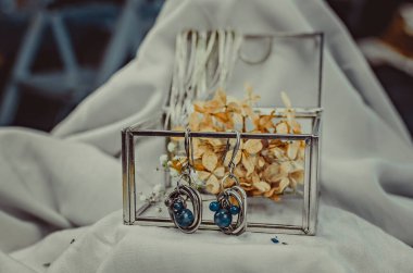 Kehribar taşlı boncuk ve bilezik, fosil taşlar, antika mücevherler. Dekoratif dekorasyon.