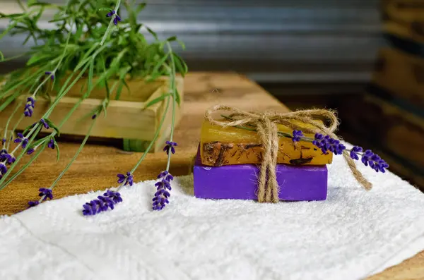 Szenisches Foto Auf Dem Tisch Handgemachte Seife Trockene Blumen Dekor — Stockfoto