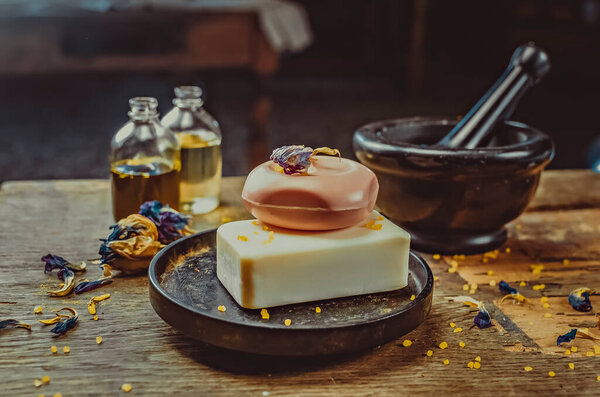 Инсценированное фото на столе. Мыло ручной работы, сухие цветы, декор. коричневый фон из дерева, витражи 