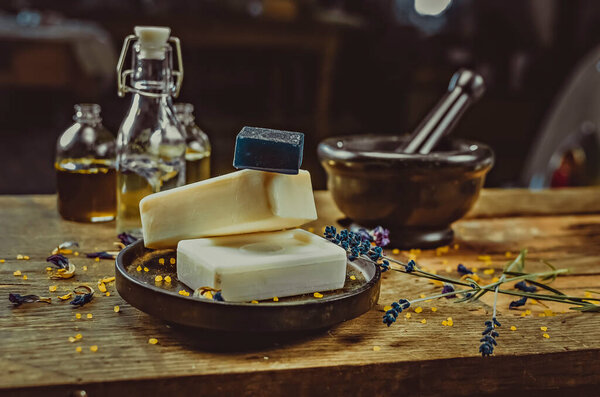 Инсценированное фото на столе. Мыло ручной работы, сухие цветы, декор. коричневый фон из дерева, витражи 