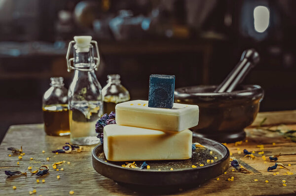 Инсценированное фото на столе. Мыло ручной работы, сухие цветы, декор. коричневый фон из дерева, витражи 