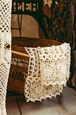 Masaya 90 derecelik açıyla el yapımı peçetelerle beyaz ipliklerle ateş etmek. Antika dikiş makinesi