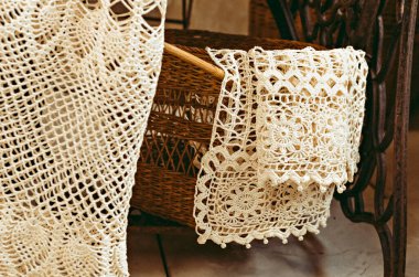 Masaya 90 derecelik açıyla el yapımı peçetelerle beyaz ipliklerle ateş etmek. Antika dikiş makinesi