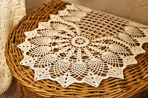 Masaya 90 derecelik açıyla el yapımı peçetelerle beyaz ipliklerle ateş etmek. Antika dikiş makinesi