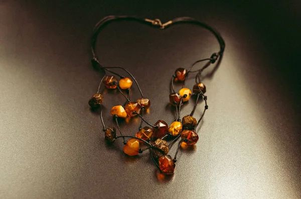 Pärlor Och Armband Med Bärnsten Fossila Stenar Antika Smycken Dekorativ — Stockfoto