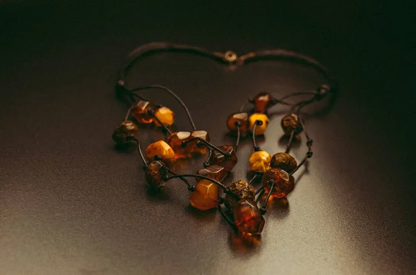 Pärlor Och Armband Med Bärnsten Fossila Stenar Antika Smycken Dekorativ — Stockfoto