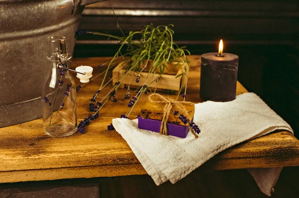 Szenisches Foto Auf Dem Tisch Handgemachte Seife Trockene Blumen Dekor — Stockfoto