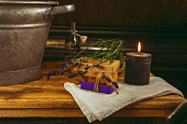 Szenisches Foto Auf Dem Tisch Handgemachte Seife Trockene Blumen Dekor — Stockfoto