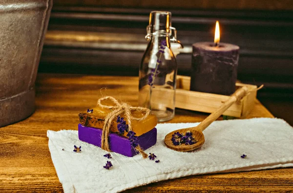 Szenisches Foto Auf Dem Tisch Handgemachte Seife Trockene Blumen Dekor — Stockfoto