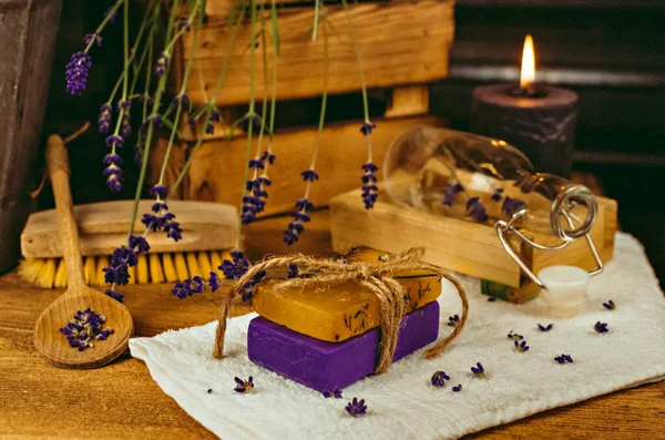 Szenisches Foto Auf Dem Tisch Handgemachte Seife Trockene Blumen Dekor — Stockfoto