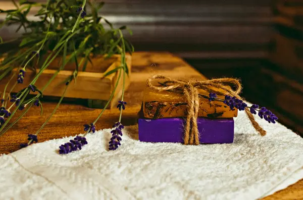 Szenisches Foto Auf Dem Tisch Handgemachte Seife Trockene Blumen Dekor — Stockfoto