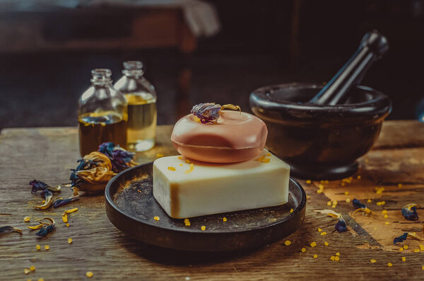 Инсценированное фото на столе. Мыло ручной работы, сухие цветы, декор. коричневый фон из дерева, витражи 