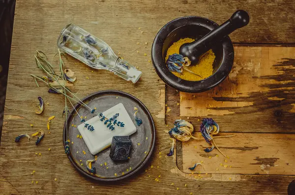Masanın Üzerine Yerleştirilmiş Bir Fotoğraf Yapımı Sabun Kuru Çiçekler Dekor — Stok fotoğraf