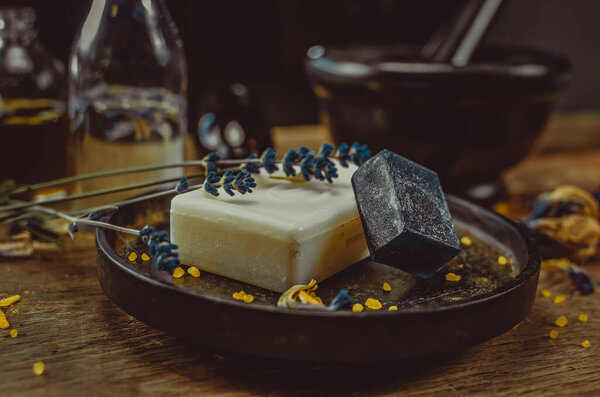 Инсценированное фото на столе. Мыло ручной работы, сухие цветы, декор. коричневый фон из дерева, витражи 