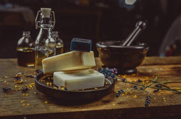 Инсценированное фото на столе. Мыло ручной работы, сухие цветы, декор. коричневый фон из дерева, витражи 