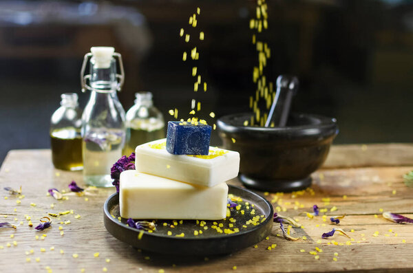 Инсценированное фото на столе. Мыло ручной работы, сухие цветы, декор. динамическая рамка, компоненты для заливки и заливки