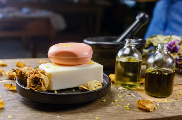 Инсценированное фото на столе. Мыло ручной работы, сухие цветы, декор. коричневый фон из дерева, витражи 