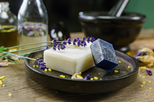 Инсценированное фото на столе. Мыло ручной работы, сухие цветы, декор. коричневый фон из дерева, витражи 