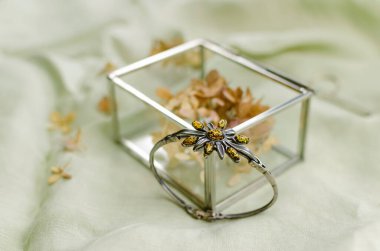 Kehribar taşlı boncuk ve bilezik, fosil taşlar, antika mücevherler. Dekoratif dekorasyon.