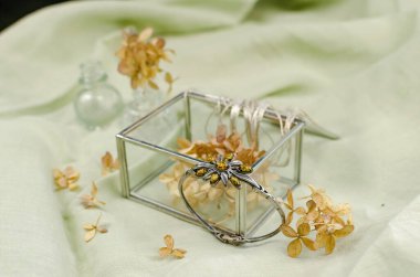 Kehribar taşlı boncuk ve bilezik, fosil taşlar, antika mücevherler. Dekoratif dekorasyon.