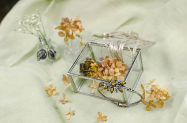 Kehribar taşlı boncuk ve bilezik, fosil taşlar, antika mücevherler. Dekoratif dekorasyon.