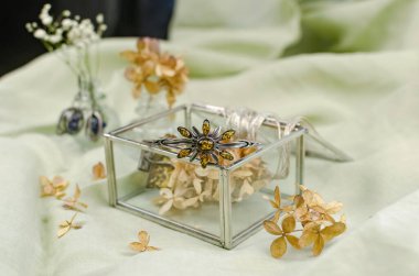 Kehribar taşlı boncuk ve bilezik, fosil taşlar, antika mücevherler. Dekoratif dekorasyon.