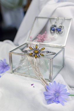 Kehribar taşlı boncuk ve bilezik, fosil taşlar, antika mücevherler. Dekoratif dekorasyon.