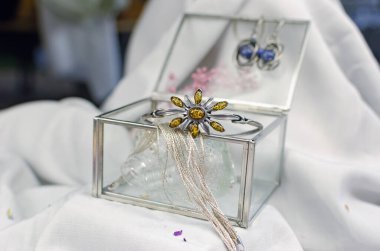 Kehribar taşlı boncuk ve bilezik, fosil taşlar, antika mücevherler. Dekoratif dekorasyon.