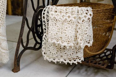 Masaya 90 derecelik açıyla el yapımı peçetelerle beyaz ipliklerle ateş etmek. Antika dikiş makinesi