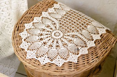 Masaya 90 derecelik açıyla el yapımı peçetelerle beyaz ipliklerle ateş etmek. Antika dikiş makinesi