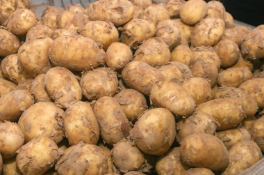 Fotoğraflar gün içinde çarşıda flaşla çekildi. Sebzeler, yukarıdan çekilen meyve manzarası. Taze ürün, doğal görünüş. Yıkanmamış, sadece çiftlikten gelmiş. Çiftlikten kirli patatesleri topla.