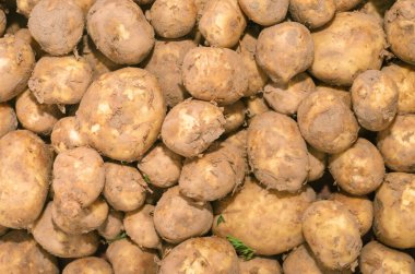 Fotoğraflar gün içinde çarşıda flaşla çekildi. Sebzeler, yukarıdan çekilen meyve manzarası. Taze ürün, doğal görünüş. Yıkanmamış, sadece çiftlikten gelmiş. Çiftlikten kirli patatesleri topla.