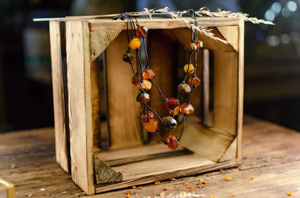 Perlen Und Armband Mit Bernstein Fossilen Steinen Antiken Schmuck Dekorative — Stockfoto