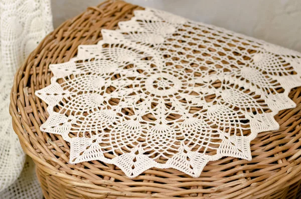 Masaya 90 derecelik açıyla el yapımı peçetelerle beyaz ipliklerle ateş etmek. Antika dikiş makinesi