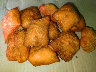 Kahverengi kızarmış ekmek, ya da kahvaltı yerine başka bir şey. Kahverengi bir kağıtta.