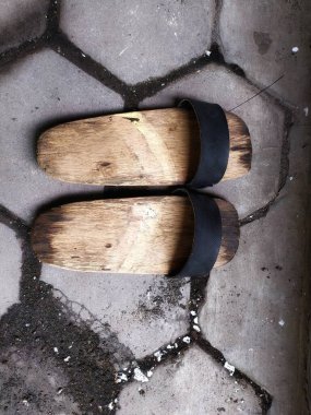 Eski ahşap sandaletler, abdest kuyruğuna girmek için dua odasında yere konur..