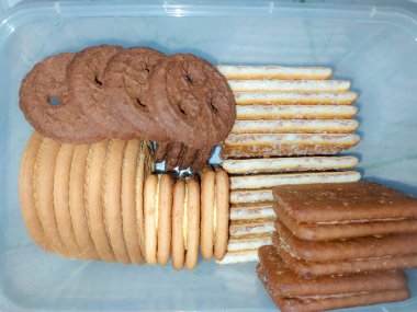 Küçük bir konteyner tepsisinde çeşitli şekillerde ekmek.