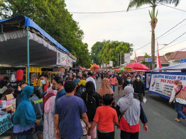 Blitar, Endonezya, 10 Nisan 2022, Ramazan pazarında, Blitar Meydanı önünde iftar menüsü almak için alışveriş yapan bir kalabalık..
