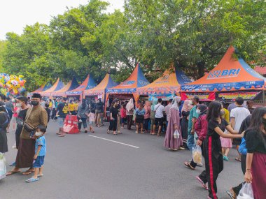 Blitar, Endonezya, 10 Nisan 2022, Ramazan pazarında, Blitar Meydanı önünde iftar menüsü almak için alışveriş yapan bir kalabalık..
