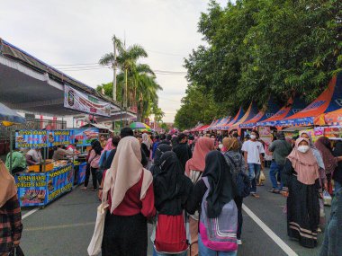 Blitar, Endonezya, 10 Nisan 2022, Ramazan pazarında, Blitar Meydanı önünde iftar menüsü almak için alışveriş yapan bir kalabalık..