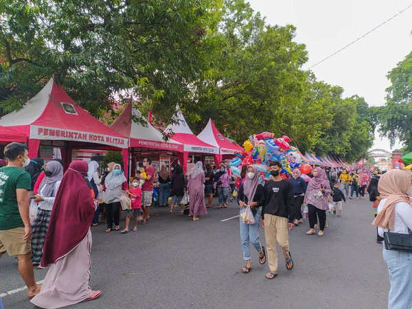 Blitar, Endonezya, 10 Nisan 2022, Ramazan pazarında, Blitar Meydanı önünde iftar menüsü almak için alışveriş yapan bir kalabalık..
