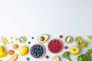 Gri arka planda taze meyve ve sebzeler. Sağlıklı beslenme konsepti. Düz yat, boşluğu kopyala.