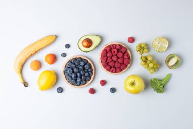 Gri arka planda taze meyve ve sebzeler. Sağlıklı beslenme konsepti. Düz konum, kompozisyon.