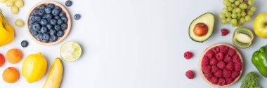Gri arka planda taze meyve ve sebzeler. Sağlıklı beslenme konsepti. Düz yat, boşluğu kopyala.