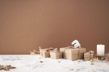 Sıfır, Noel süslemesi, mum ve çiçeklerle kahverengi arka planda ziyan. Kapat, boşluğu kopyala 