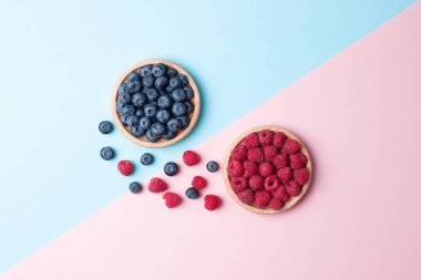 Taze böğürtlenlerden yapılmış yaratıcı bir yaz geçmişi. Düz yat, boşluğu kopyala.