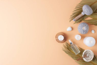 Bej arka planda kozmetik şişeli, mumlu ve bitkisel çantalı spa tedavisi. Düz yat, boşluğu kopyala.