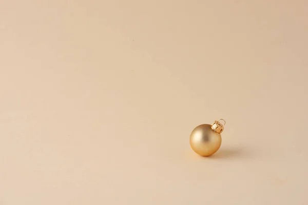 Boże Narodzenie Pastelowy Beżowy Minimalne Tło Beżową Piłkę Zamknij Skopiuj — Zdjęcie stockowe